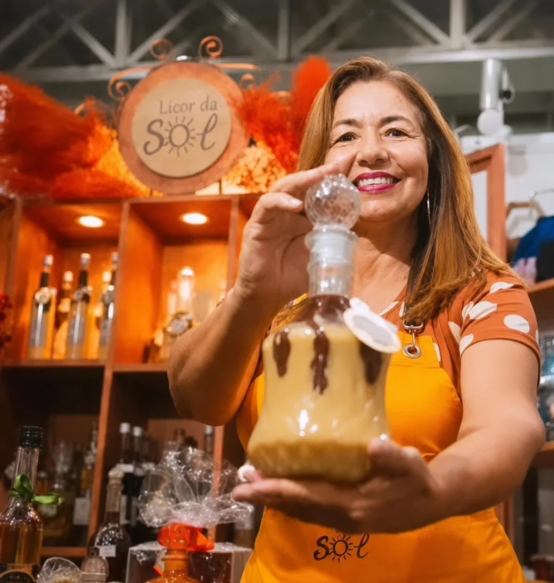 Processo artesanal de produção do licor com luz âmbar